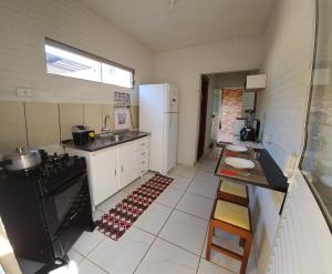 Una cocina o kitchenette en Apartamento 06 Mobiliado