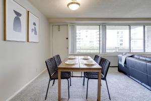 een eetkamer met een tafel en stoelen en een bank bij Spectacular 2/2 Apt @Crystal City With Gym in Arlington