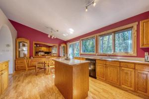 eine Küche mit lila Wänden und Holzschränken in der Unterkunft Fairmont Hot Springs, 3 Bedroom Vacation Home in Fairmont Hot Springs