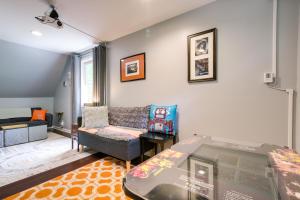 uma sala de estar com um sofá e uma cadeira em Freshly Renovated Raleigh Home Near Downtown! em Raleigh