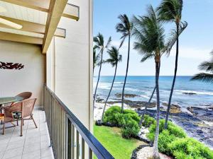 balcón con vistas al océano y a las palmeras en Kona Bali Kai #316, en Kailua-Kona