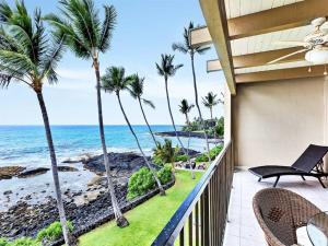 un balcón con palmeras y el océano en Kona Bali Kai #316, en Kailua-Kona