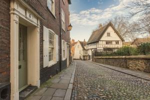 una strada di ciottoli vuota in una città con edifici di Luxury 17th Century townhouse/Central Norwich/Close to eateries/bars/shopping a Norwich