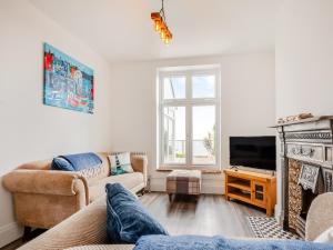 a living room with a couch and a fireplace at Happy House in Bevendean