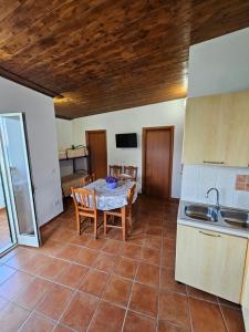 cocina y comedor con mesa y sillas en Tuppo delle pile Seaview, en Peschici