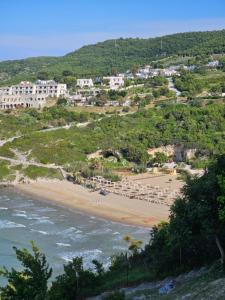 een uitzicht op een strand met een resort bij Tuppo delle pile Seaview in Peschici