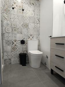 La salle de bains est pourvue de toilettes et d'un mur. dans l'établissement BEACH ALMIRANTE 9 MIJAS Marbella, à Sitio de Calahonda