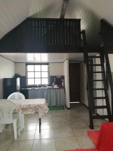Zimmer mit einem Tisch und einem Etagenbett in der Unterkunft FAKARAVA - Teariki Lodge 1 in Fakarava
