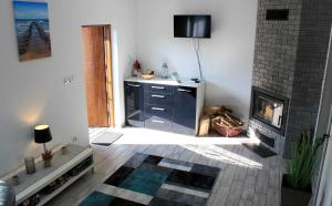 Una sala de estar con chimenea y televisión. en U Przyjaciół, en Żarnowska