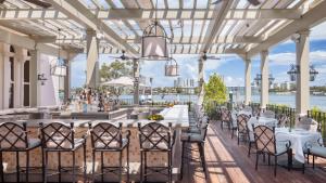 博卡拉頓的住宿－Cloister at The Boca Raton，一间带桌椅并享有水景的餐厅