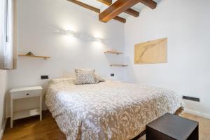 1 dormitorio con 1 cama en una habitación con paredes blancas en Voramar en Torredembarra