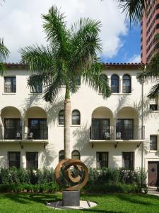 博卡拉頓的住宿－Cloister at The Boca Raton，棕榈树和建筑前的雕塑