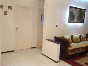 un salon avec un canapé et une porte dans l'établissement Appartement Familial en face le grand stade de tanger, à Tanger