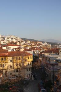 Blick auf eine Stadt mit Gebäuden in der Unterkunft Cozy Place Near Historic Center in Thessaloniki