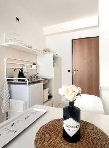 a room with a table with a vase of flowers at A casa di Pizz - Bilocale con parcheggio privato in Savona