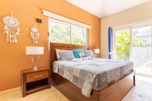 A bed or beds in a room at 2 Bed, 2 Bath, New Jacuzzi, High Speed Wi-Fi