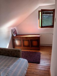 Zimmer mit einem Bett, einer Kommode und einem Fenster in der Unterkunft Vikendica Drina in Ljubovija