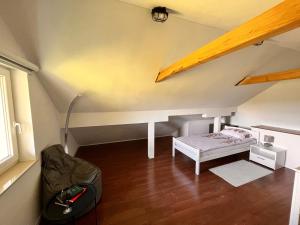 Zimmer mit einem Bett und einem Tisch im Dachgeschoss in der Unterkunft Apartman Stupe in Livno