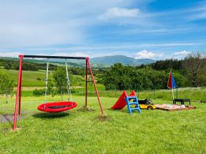 een groep speeltoestellen in een veld bij Apartman Stupe in Livno