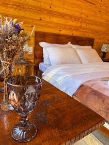 a bedroom with a bed and a glass bowl on a table at Pousada Recanto da Gruta in Urubici