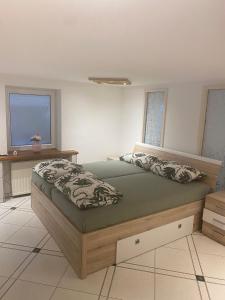 een slaapkamer met een groot bed in een kamer bij KM Apparts 2 Wesel in Wesel