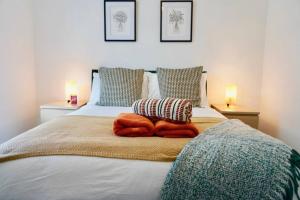 Postel nebo postele na pokoji v ubytování Charming Victorian Terrace House Quick Walk to Station