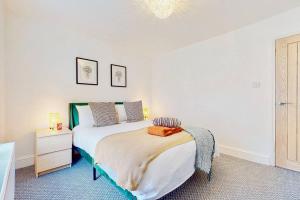 Postel nebo postele na pokoji v ubytování Charming Victorian Terrace House Quick Walk to Station + 28 fotografií