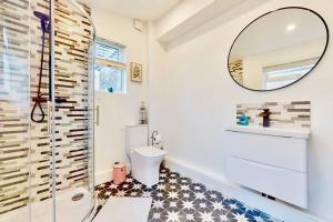 y baño con ducha, aseo y espejo. en Charming Victorian Terrace House Quick Walk to Station en Kent