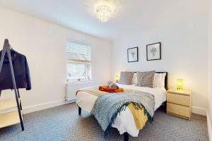 Postel nebo postele na pokoji v ubytování Charming Victorian Terrace House Quick Walk to Station
