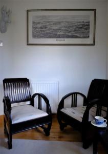 two chairs and a table in a living room at Loch Lomond Unique Selfcontained bed+bathroom in Alexandria