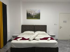 1 dormitorio con 1 cama con 2 toallas en Hotel SEADEL, en Ksamil
