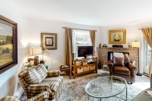 sala de estar con muebles y chimenea en Snowmass Village 14A, en Snowmass Village