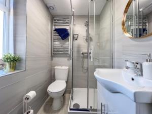 Vannituba majutusasutuses Heartland House, 7 Spacious Bedrooms Sleeps 4 plus, near NEC, JLR,BHX +36 fotot