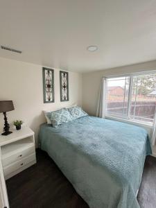Schlafzimmer mit einem Bett und einem Fenster in der Unterkunft Cedar Tiny Home in Woodland Park