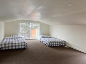 A bed or beds in a room at Cedar Tiny Home