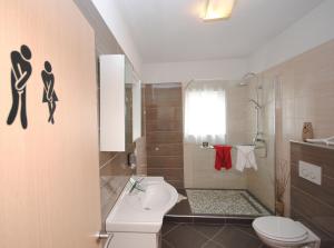 Kúpeľňa v ubytovaní Red Sunset Apartments + 37 fotografií
