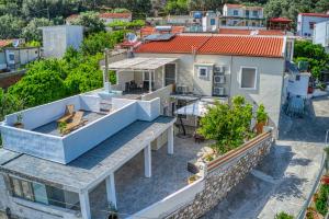 una vista aérea de una casa con techo en Haroto Home Residence, en Plokamianá
