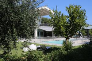The swimming pool at or close to Il Portico