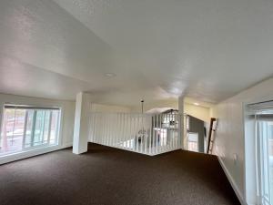 una sala de estar vacía con escalera y ventanas en Pinon, en Woodland Park 12 fotos más