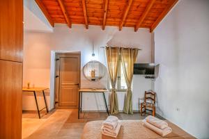 una sala de estar con una mesa y una silla en Haroto Home Residence, en Plokamianá