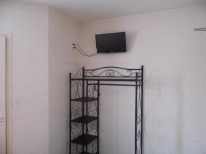 Habitación con estantería y TV en la pared en A L'Orée du Bois, en Bellerive-sur-Allier