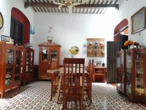 a kitchen with a table and chairs in a room at Casa de Zari B&B in Campeche