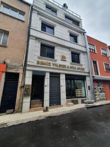 a building on the corner of a street at sea star duran apart in Istanbul