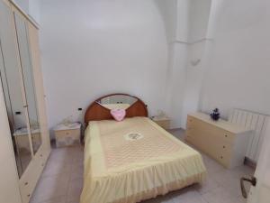 Dormitorio pequeño con cama con cabecero rosa en Casa Uccio spaziosa, nell'entroterra salentino, vicina a diverse spiagge, en Botrugno