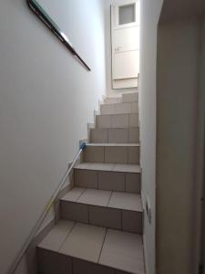 escalera con puerta y escalera con escalera en Casa Uccio spaziosa, nell'entroterra salentino, vicina a diverse spiagge, en Botrugno