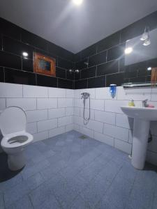een badkamer met een toilet en een wastafel bij Auberge NICE VIEW DADES in Akhendachou nʼAït Ouffi