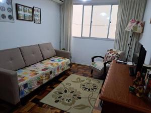 - un salon avec un canapé et une table dans l'établissement Apartamento a 50m da praia, à Balneário Camboriú