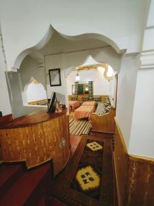 ein Schlafzimmer mit einem Bett und einem Schreibtisch in einem Zimmer in der Unterkunft Auberge NICE VIEW DADES in Akhendachou nʼAït Ouffi