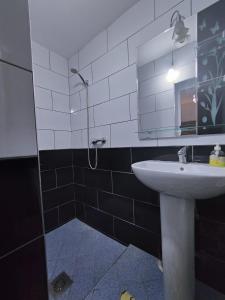 een badkamer met een wastafel en een spiegel bij Auberge NICE VIEW DADES in Akhendachou nʼAït Ouffi