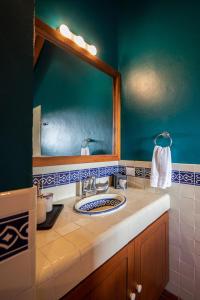 HOLT Balcones Guesthouse - Two Double Beds Room في سان ميغيل دي الليندي: حمام مع حوض ومرآة